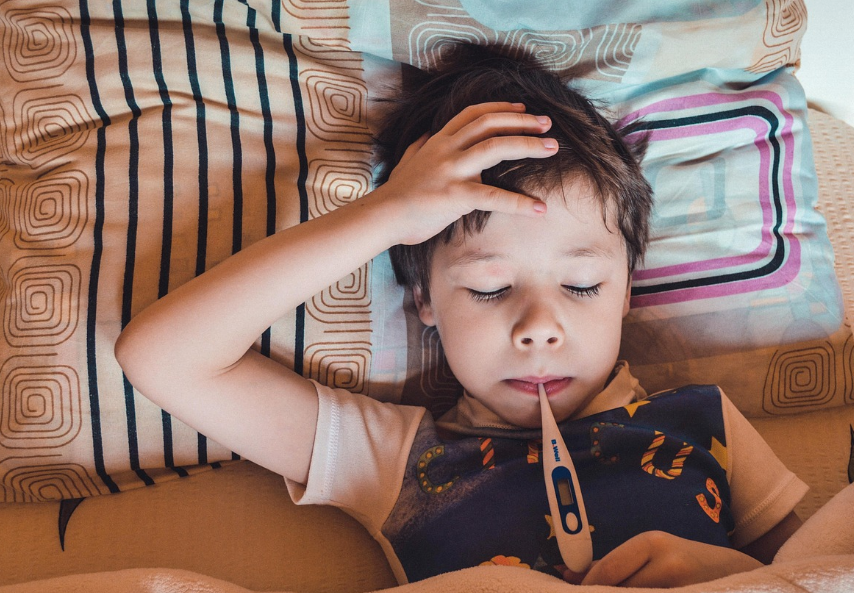 스트레스로 아파하는 아기를 표현한 사진