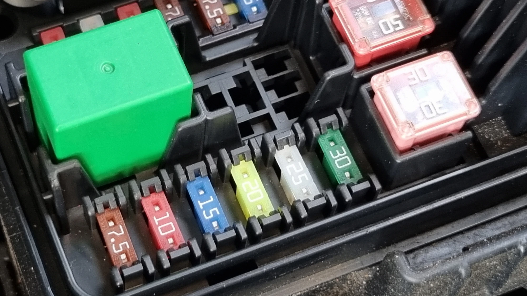 싼타페 예비퓨즈 위치