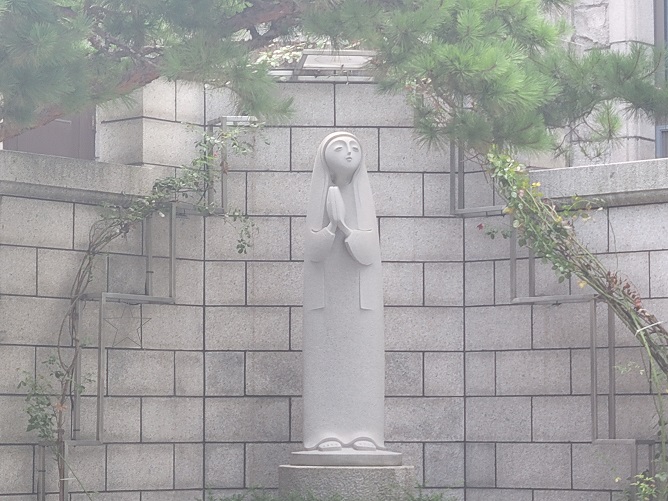 서울 돈암동성당에 있는 성모상입니다. 최종태 요셉 선생님의 작품입니다.