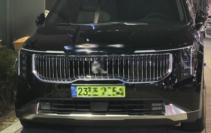 연두색 번호판을 부착한 차량