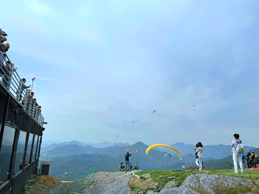 카페 산 패러글라이딩 타는 사람들