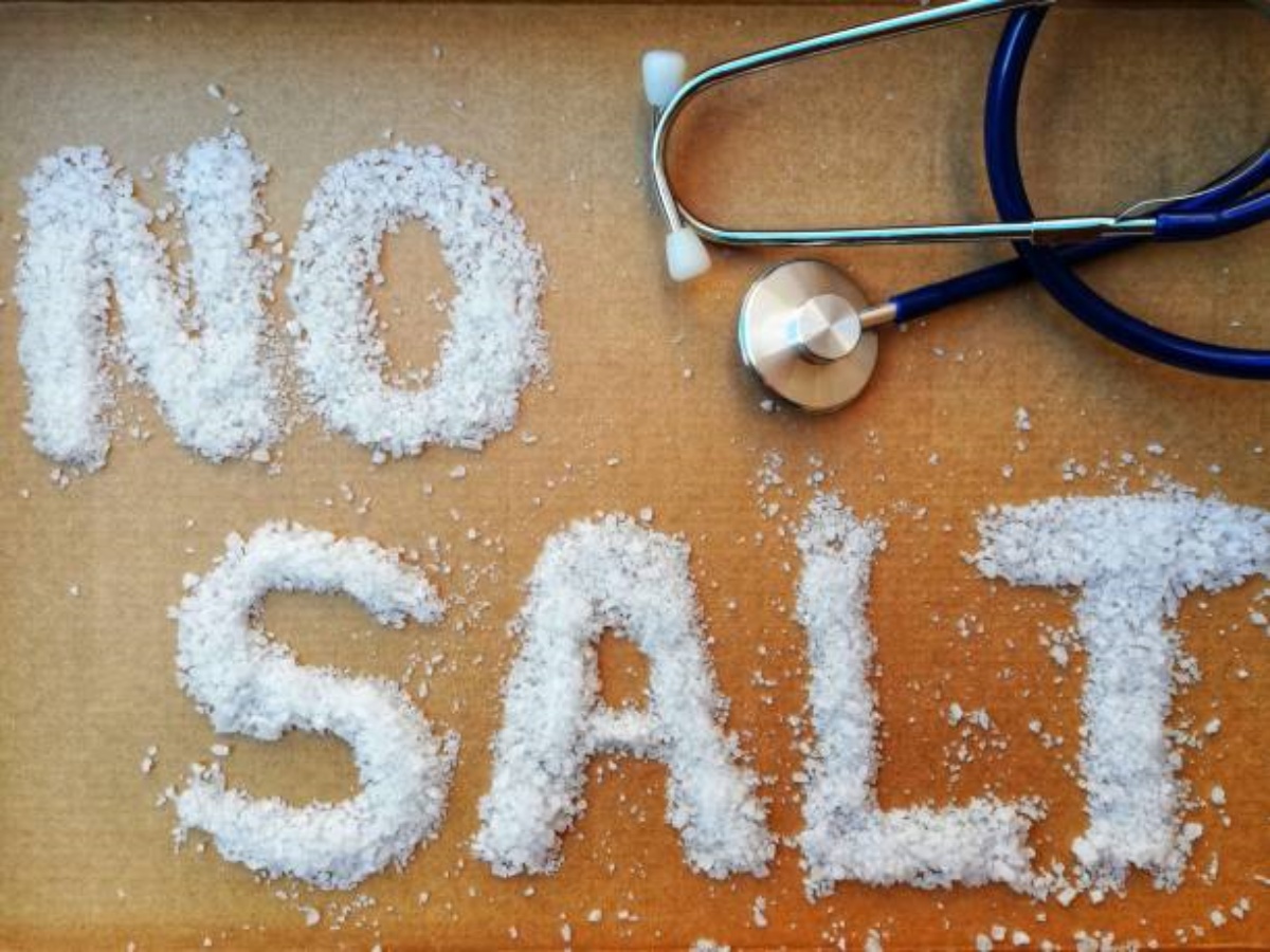 NO SALT라고 소금으로 적혀있다. 그 옆에 청진기가 있다.