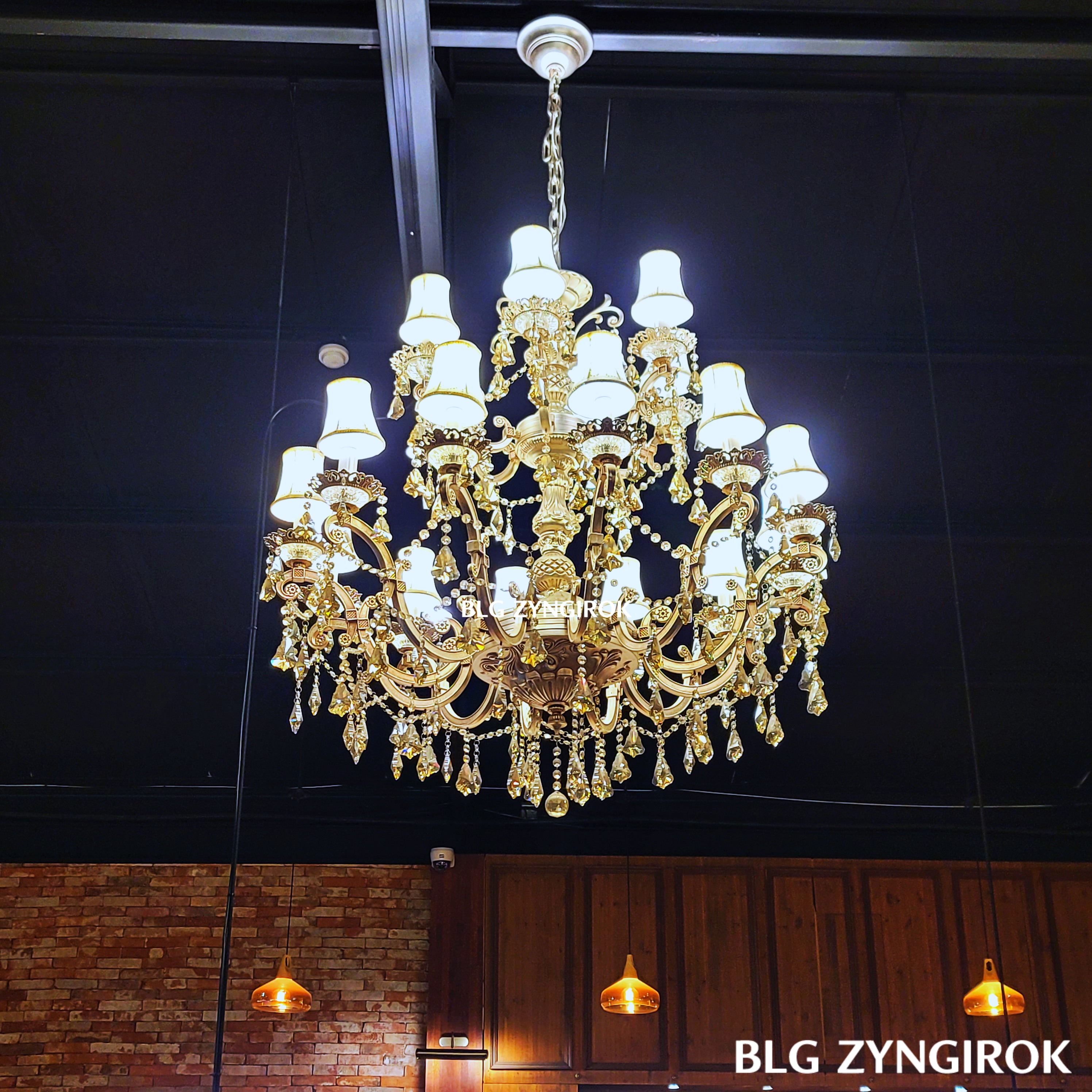 소셜 클럽에 걸려 있는 대형 샹들리에 조명 모습이다.