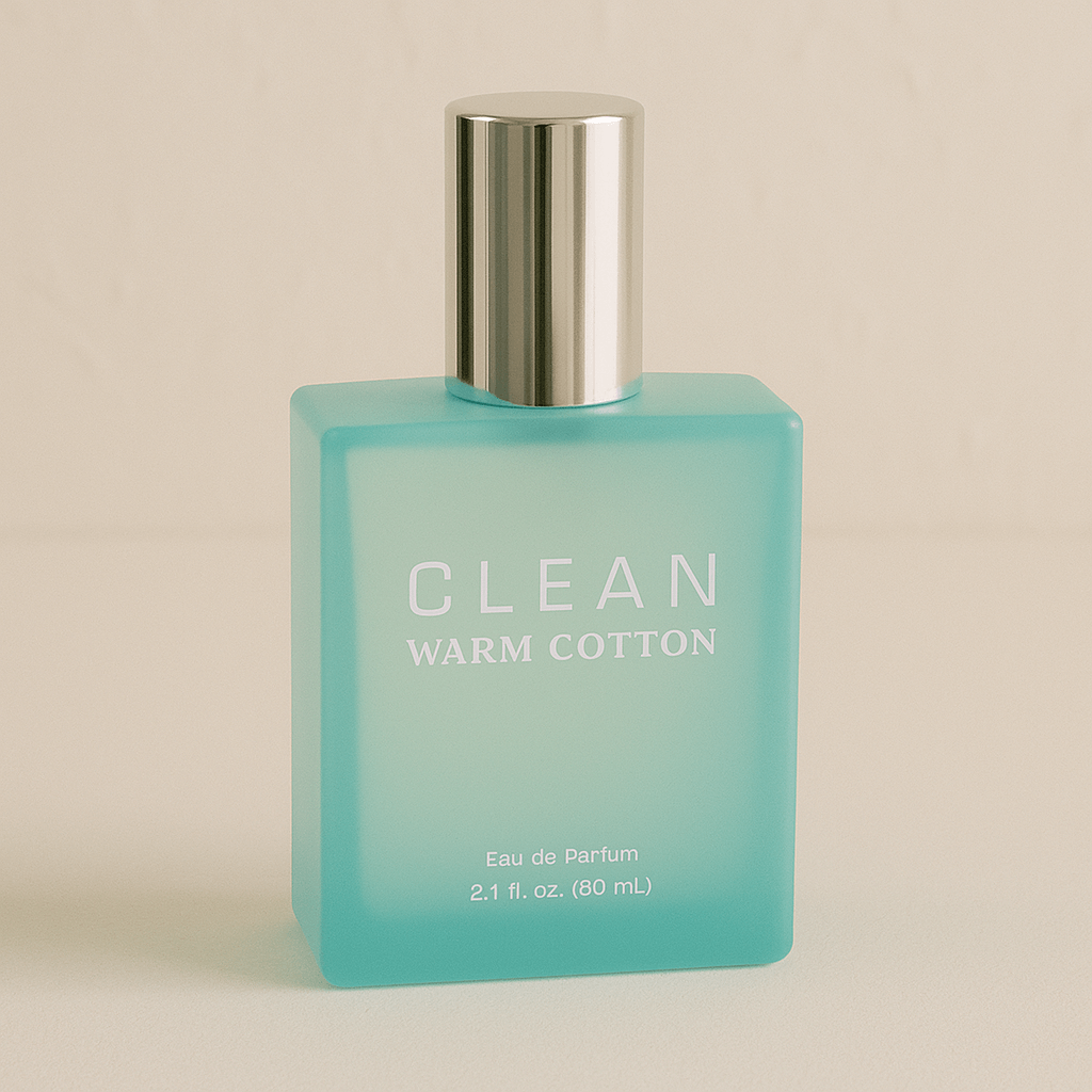 연한 민트색 유리병에 담긴 클린 웜코튼 향수. 심플한 디자인과 은색 캡이 돋보이며, 부드러운 조명 아래 청결하고 상쾌한 이미지를 표현