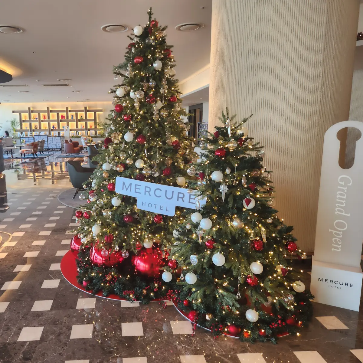 머큐어-호텔-마곡-모아시스-입구-크리스마스-장식