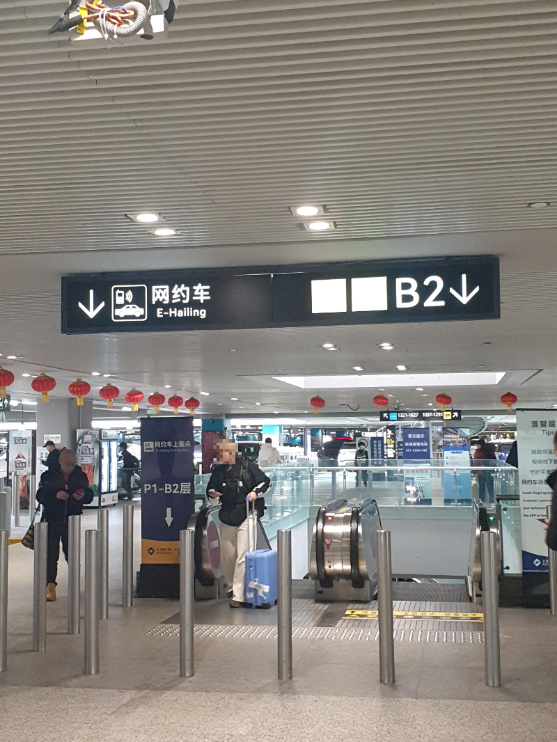 에스컬레이터 앞 아래로 내려가라는 안내 표지판