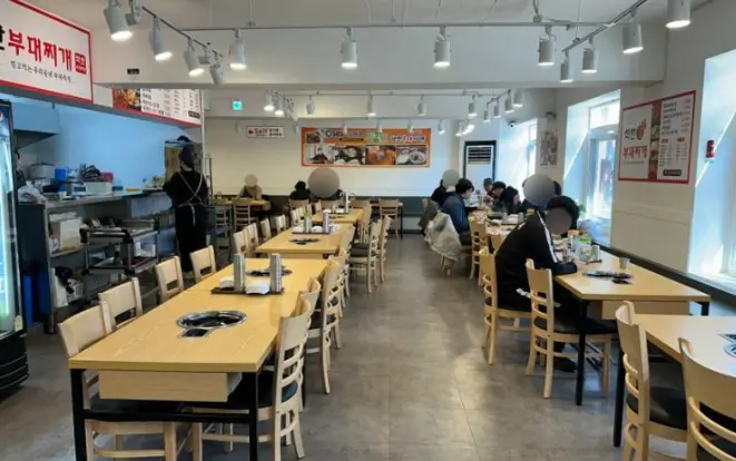 매장 분위기 및 좌석 구성