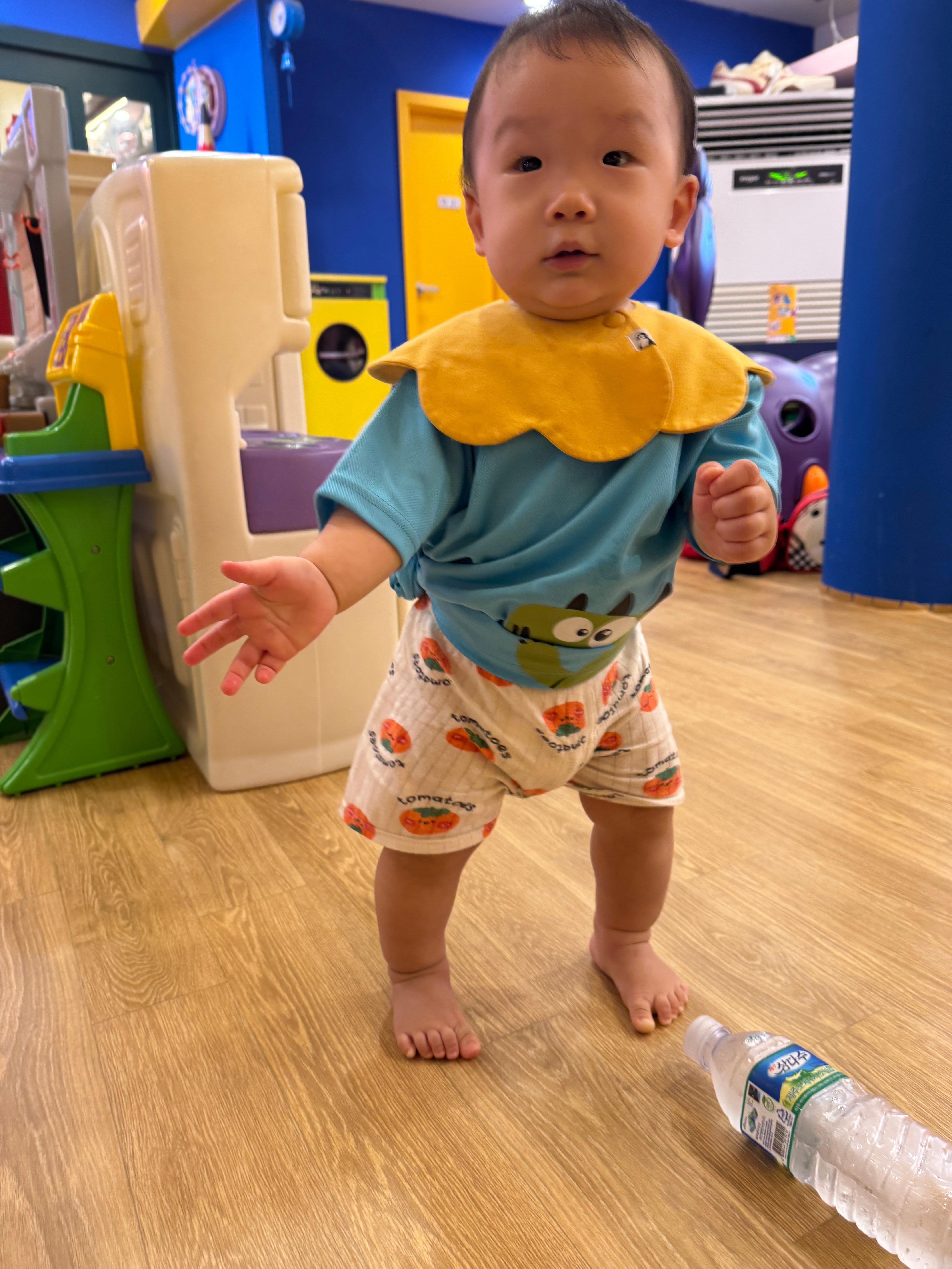 여기 저기 돌아다니며 토이박물관을 탐색하는 11개월 아기