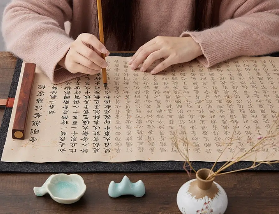 불경을 사경하는 모습