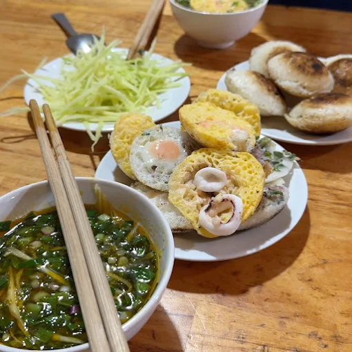 Tui Mo To /The Married Beans /Banh Can Dalat /Lẩu Gà Lá É 사진