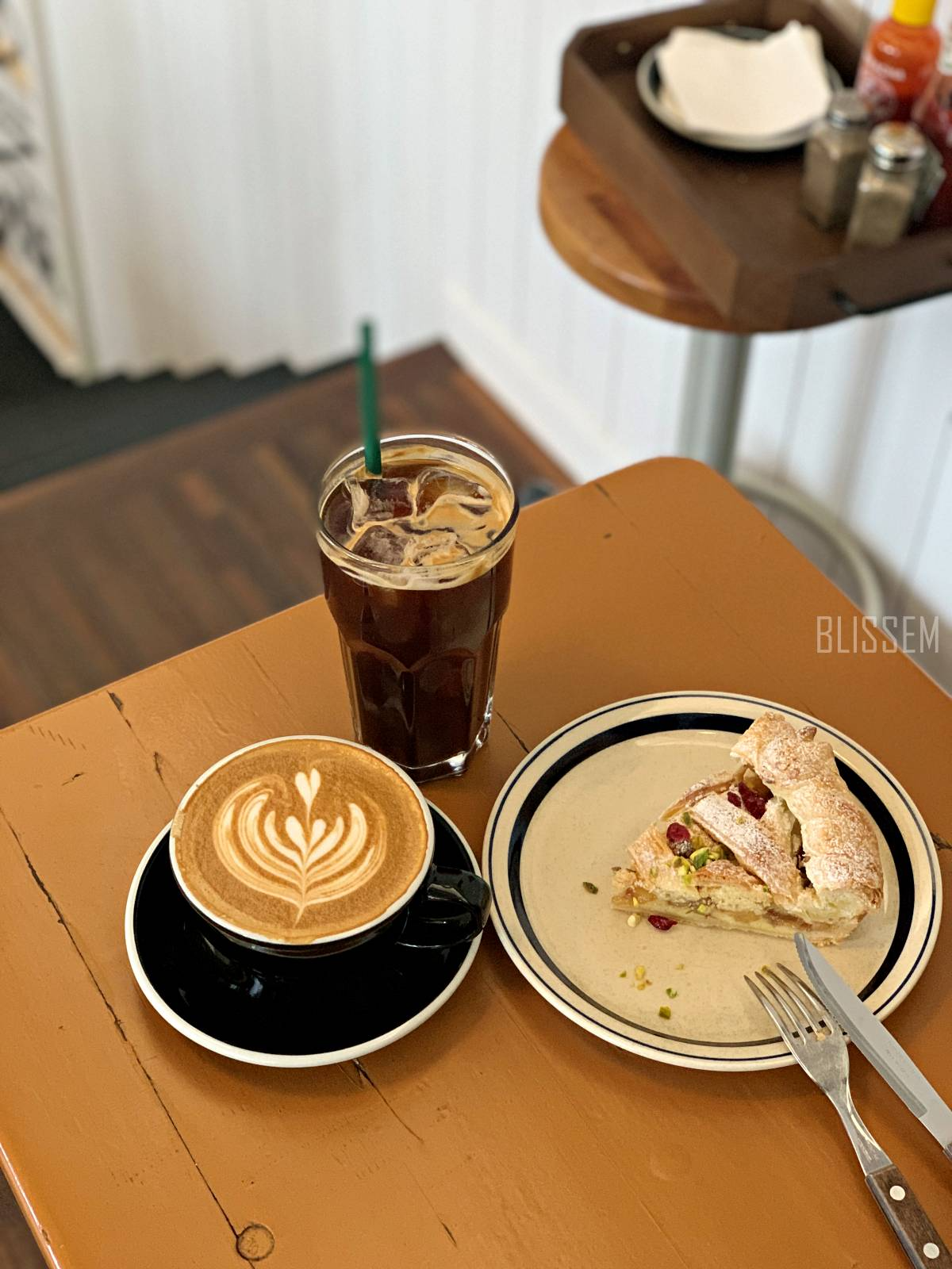 더현대팝업-브레니파이칸틴-용리단길카페-용리단길맛집-용산카페추천-용산맛집-핫한카페-파이맛집-과일케이크