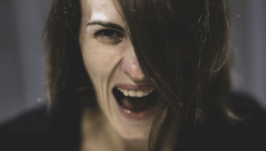 입안이 쓴 이유가 되는 치아가 고르지 않은 여자