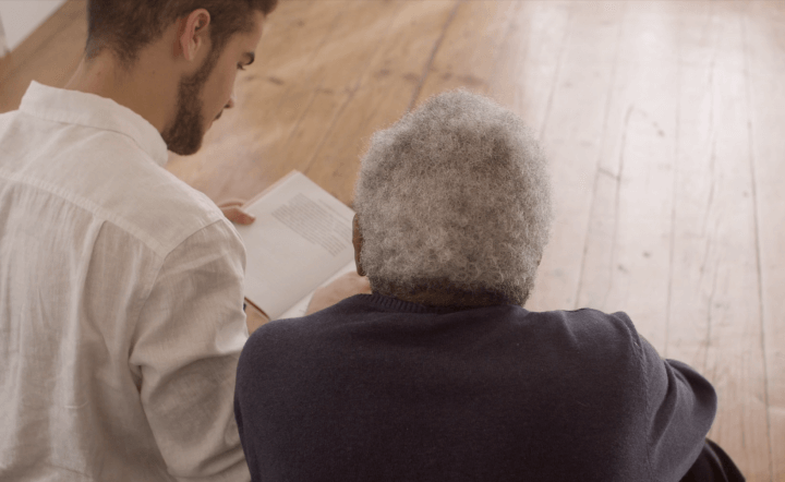 노인에게-책읽어주는-청년