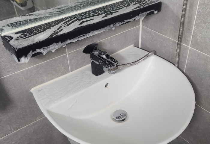 세면대 선반 물때 화장실 청소 유한락스 멀티액션 화장실청소용 물때 비누때 솔질 살아나는거품