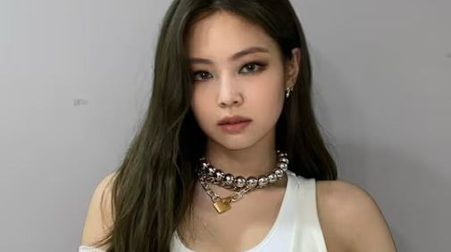 제니 의상 노출 논란