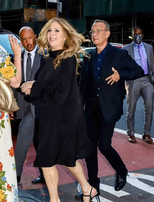 수척한 모습의 톰 행크스...중병 걸렸나 VIDEO: Tom Hanks appears thin while out in NYC amid health concerns
