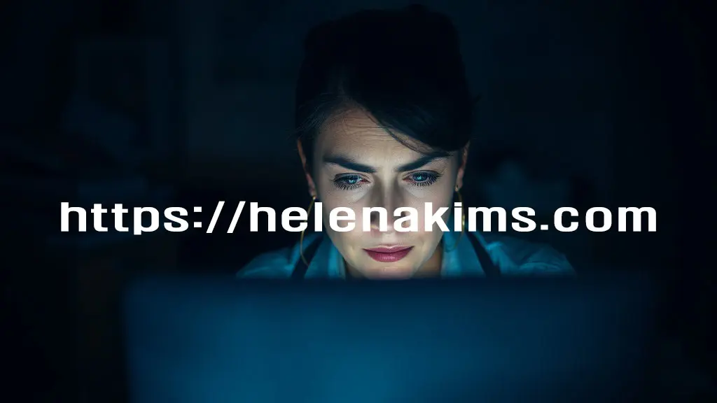 켜져 있는 컴퓨터 모니터 앞에 눈의 피곤을 느끼는 여성의 모습.