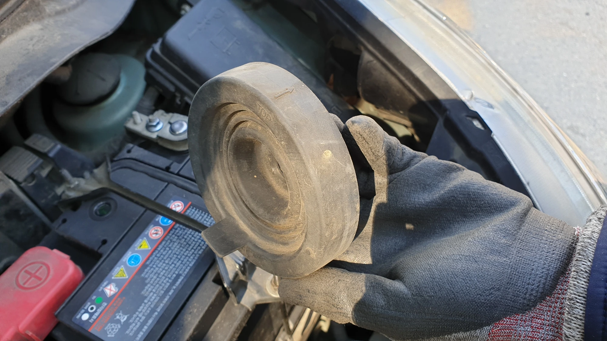 전조등 램프 커버 분리 모습