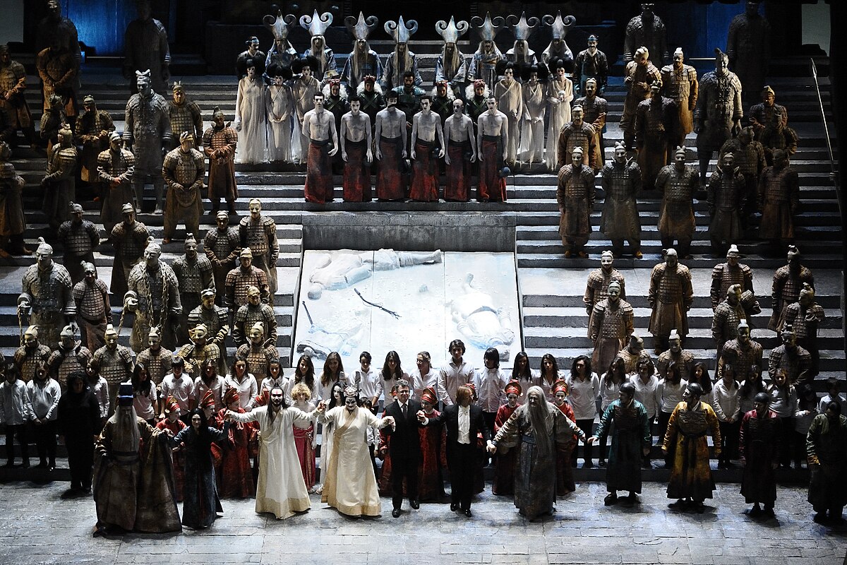 모든 배우들이 나와 커튼콜을 진행하는 사진