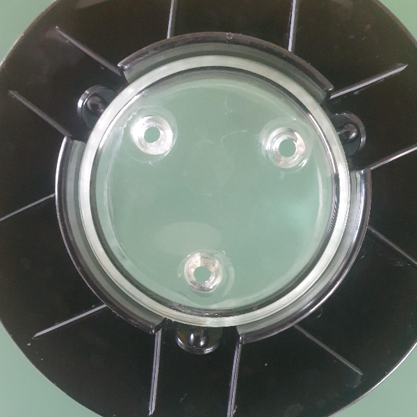 검은색 테투리리가 있고 아래는 세 개의 물 구멍이 있다.