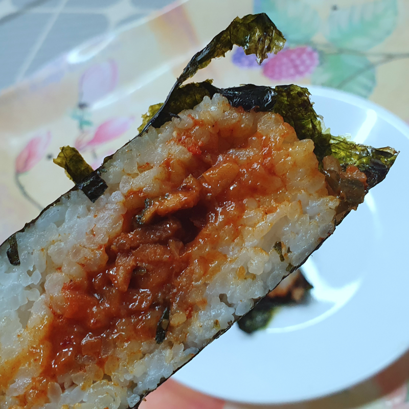 삼각김밥 속을 조금 더 자세히.. 고기들이 보인다