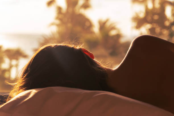 밤에 허리 통증이 심해지는 이유와 해결법