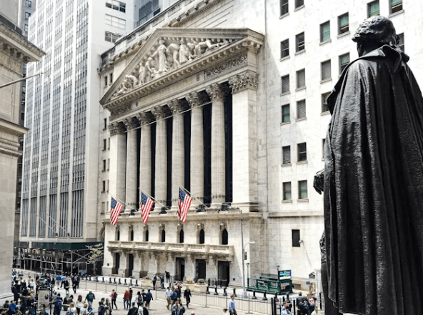 뉴욕증시 강세장 속 ETF 투자 전략: 지금 담아야 할 섹터는?