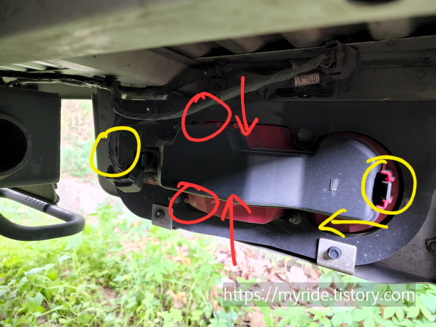 한 손으로는 옆에 있는 버튼을 누른 채, 다른 한손으로 빨산색 위아래를 누르면서 탈거해야 한다.