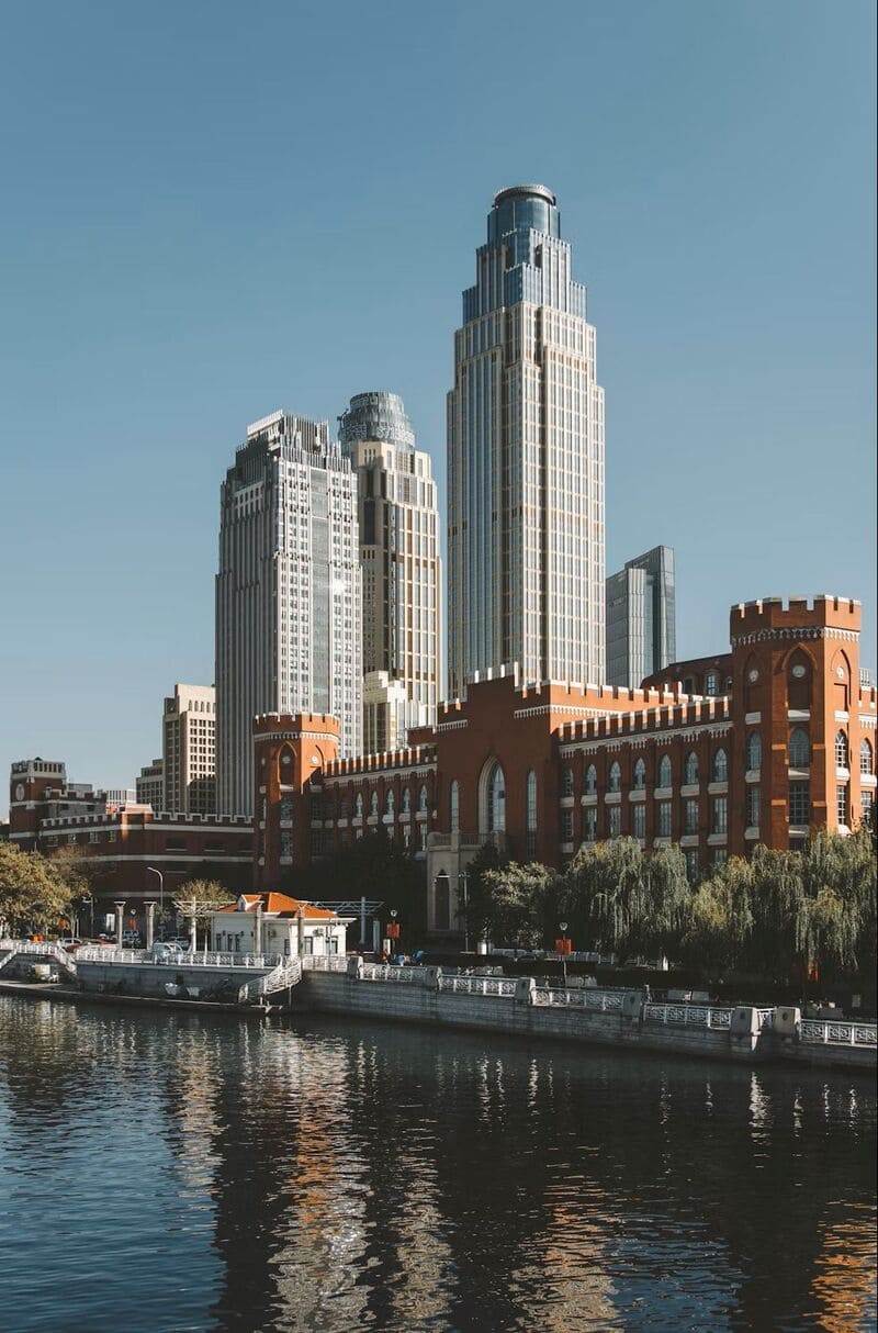 강과 나무, 그리고 과거와 현재를 담은 건축물이 조화를 이루는 텐진의 대표적인 도심 풍경이에요