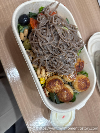 뇨끼샐러드에 메밀소바면 추가하였습니다.