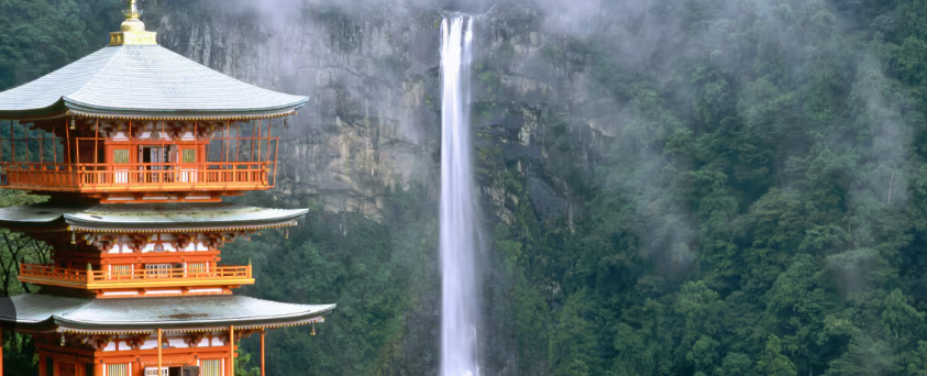 산위의 절 옆에 나치폭포의 모습