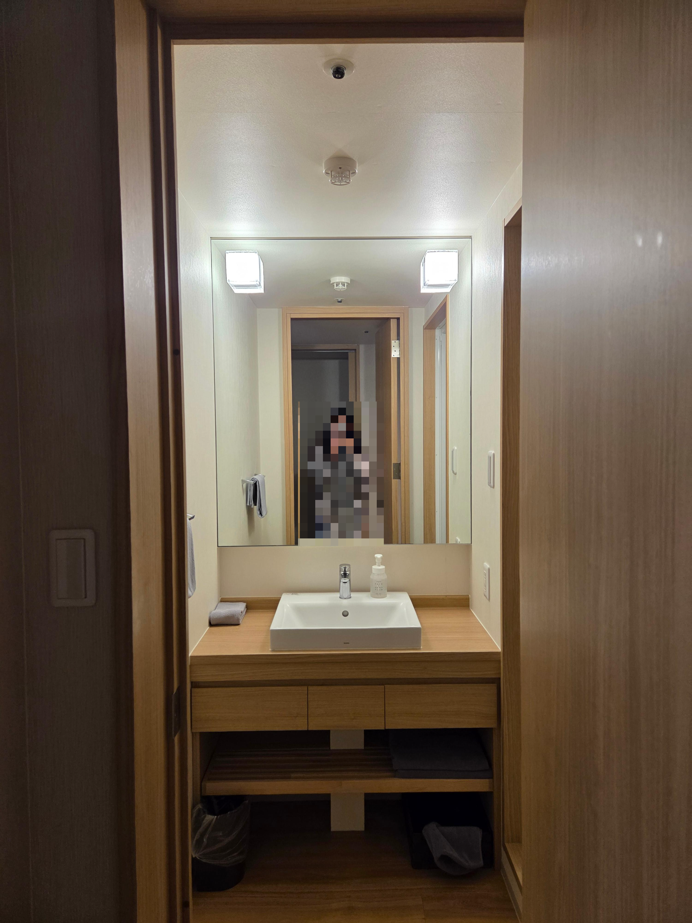 거울과 조명이 있는 노보리베츠 료칸 다이이치 타키모토칸 동관