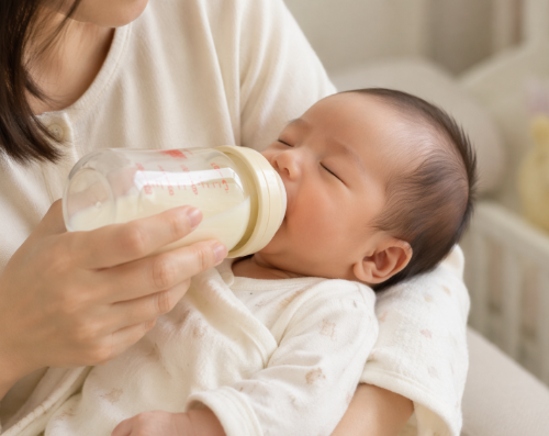 신생아 분유 수유 장면, 엄마가 아기에게 젖병으로 분유를 먹이는 모습