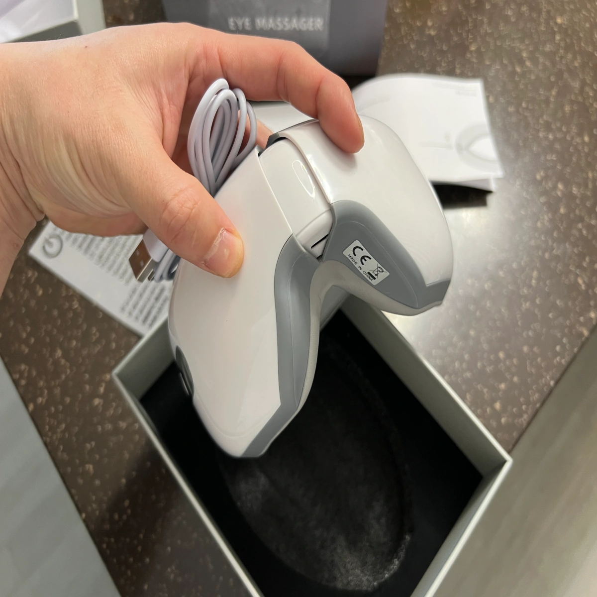 눈-마사지기-충전기-꼽는-곳