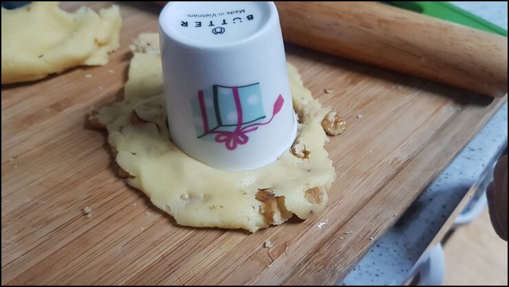 반죽된-밀가루에-호두를-넣은모습