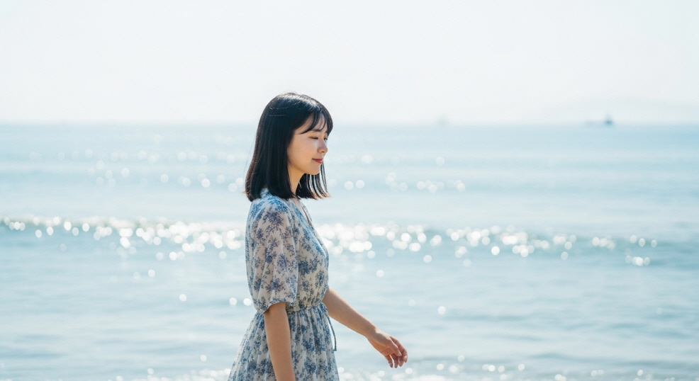 부산 바다 풍경을 배경으로 걷는 젊은 여성