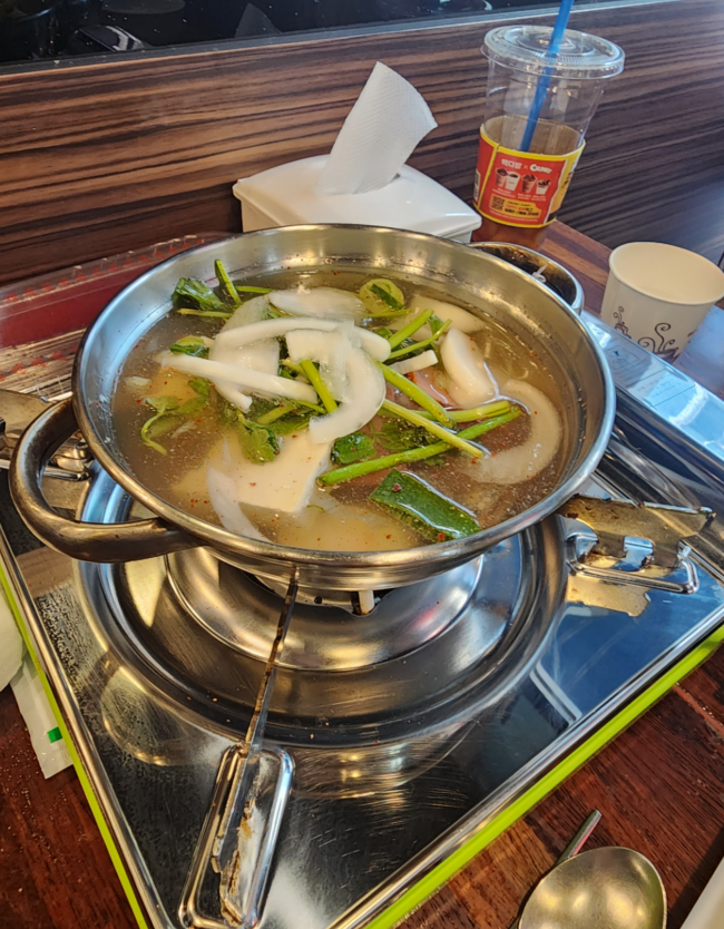 맑은 국물에 채소 섞어찌개 끓이는 모습