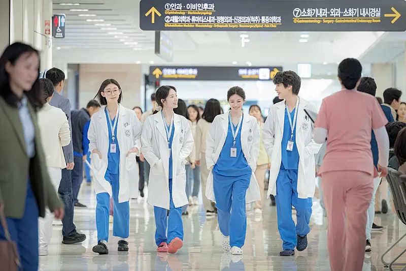 언젠가는 슬기로울 전공의 생활에서 의사 가운을 입고 걷고 있는 주연배우들