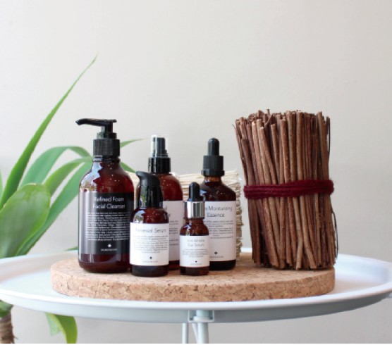 나노네츄럴-상품-5개가-테이블에-장식되어-있습니다.