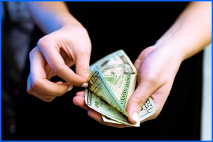 돈을 세고 있는 손