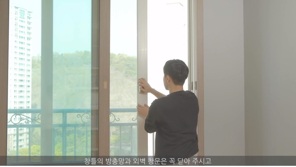 창문 닫고 장갑 착용하기