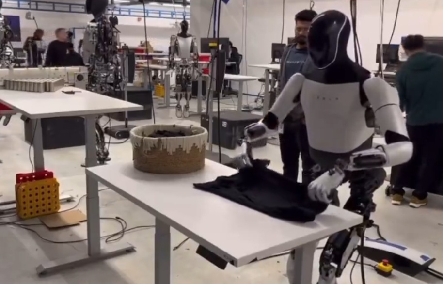 사진-옷개는 옵티머스 로봇