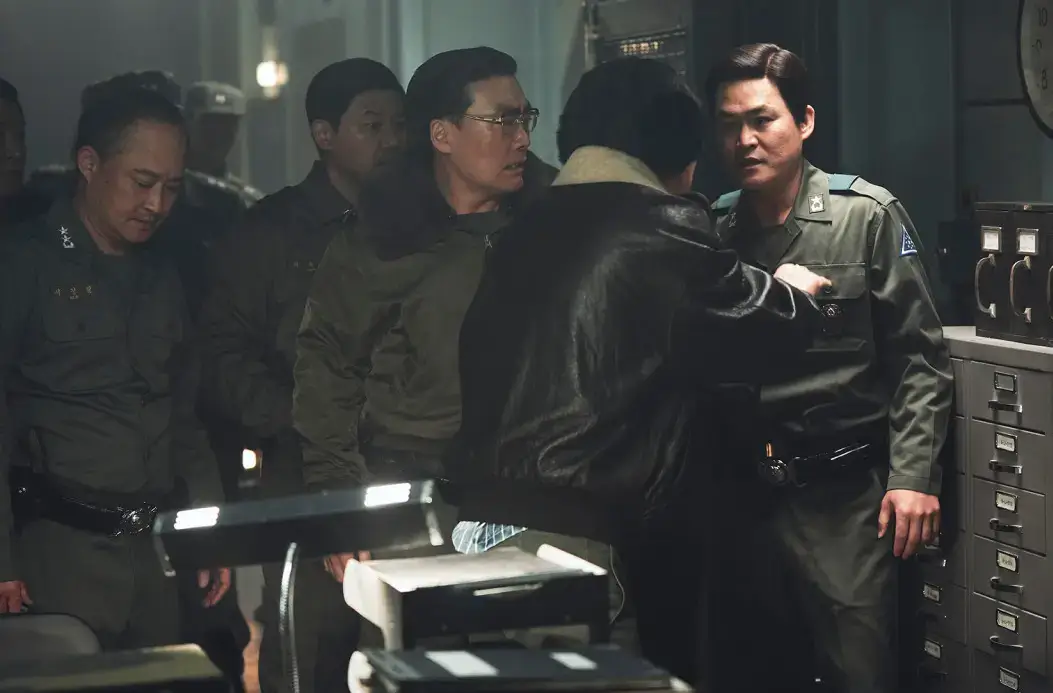 많은 군인들에 둘러싸여 추궁당하는 김준엽