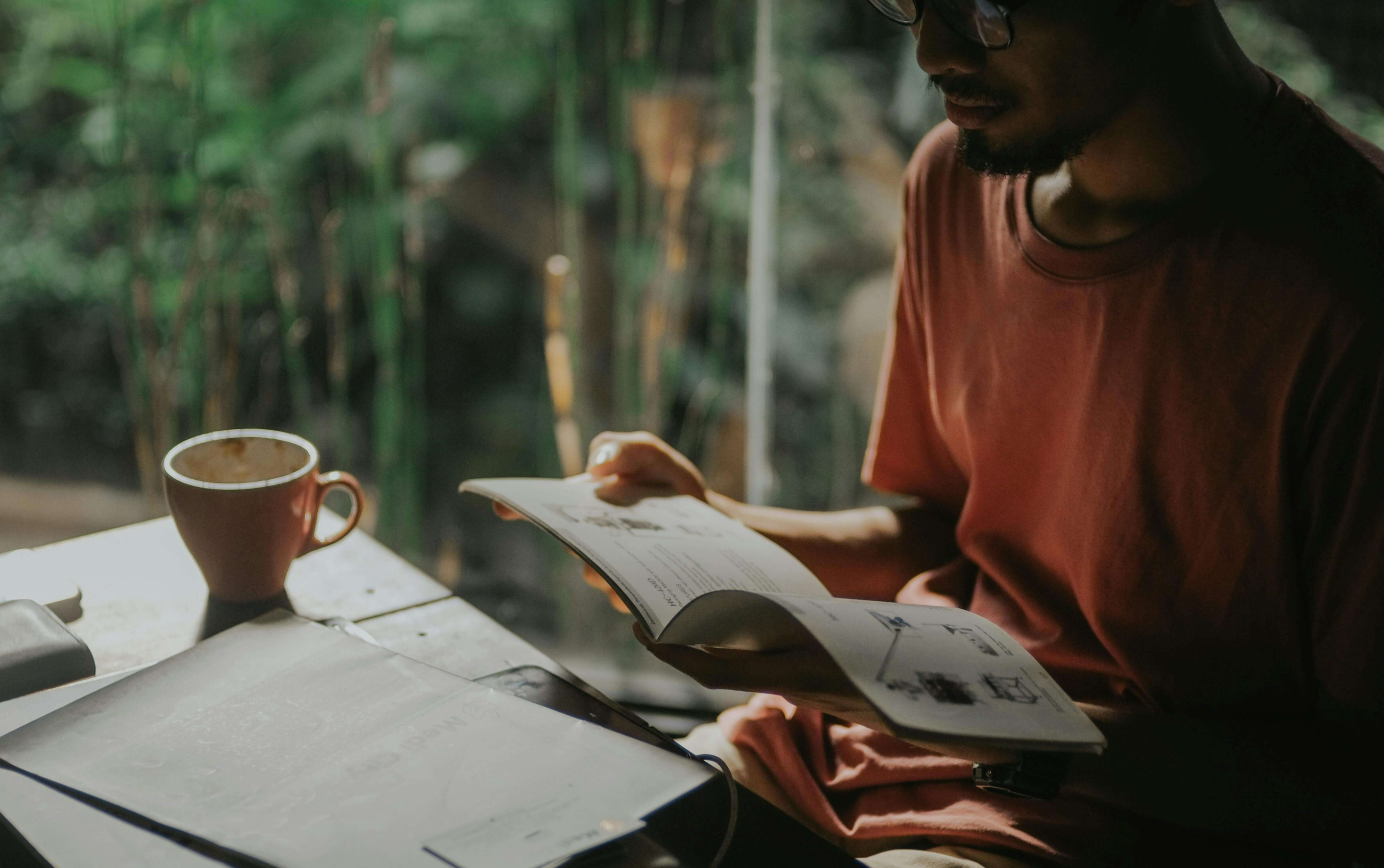 카페에서-책을-읽는-남성-집중해서-책-읽기