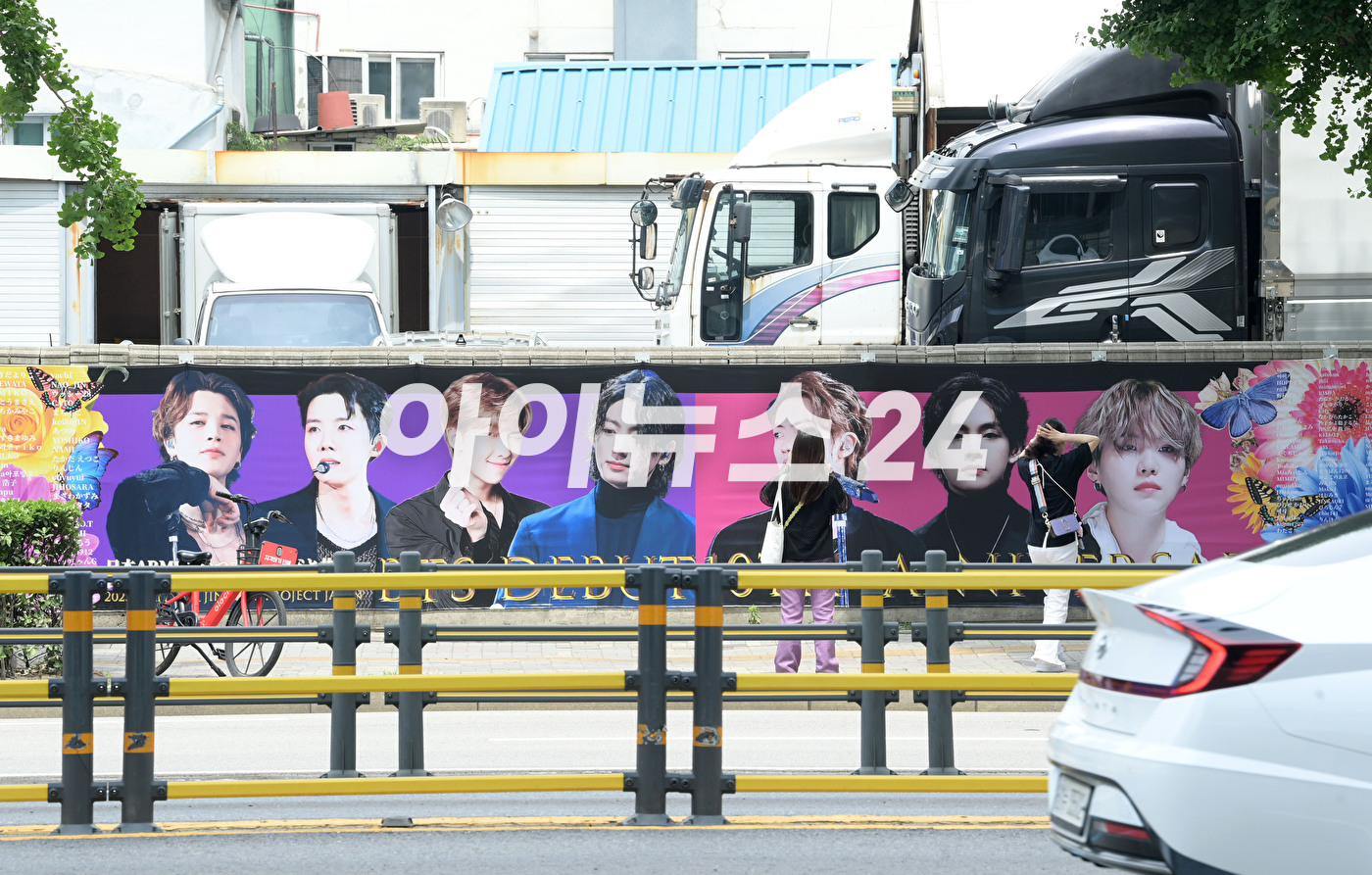 오는 13일 방탄소년단(BTS)이 데뷔 10주년을 맞이하는 가운데 12일 오전 서울 용산구 하이브 사옥 인근 벽에 이를 축하하는 현수막이 걸려있다. [사진=정소희 기자]