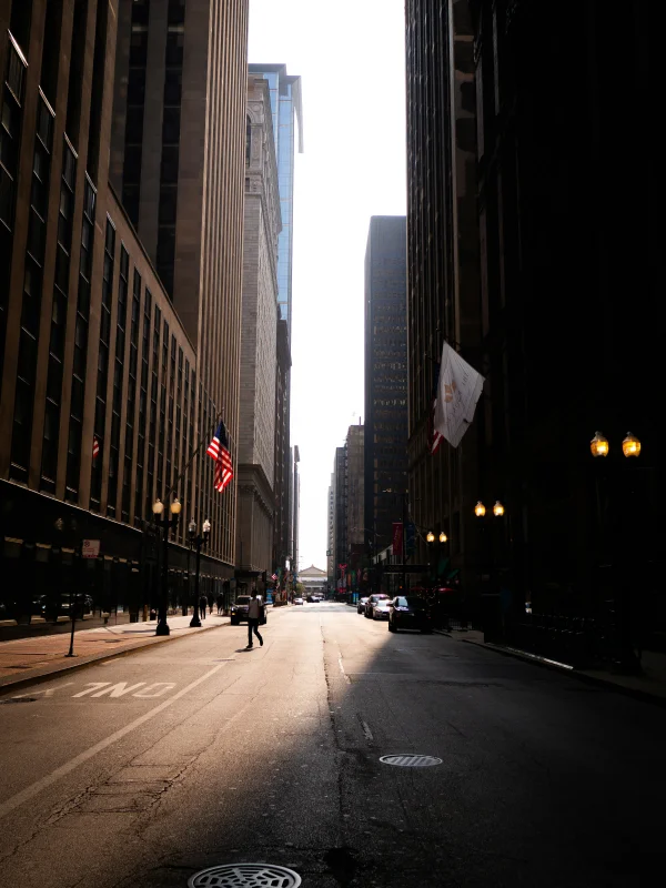 금융가 빌딩 숲 거리 풍경과 2026년 한국은행 기준금리 전망에 따른 거시 경제 환경 변화 및 수출 경기 분석