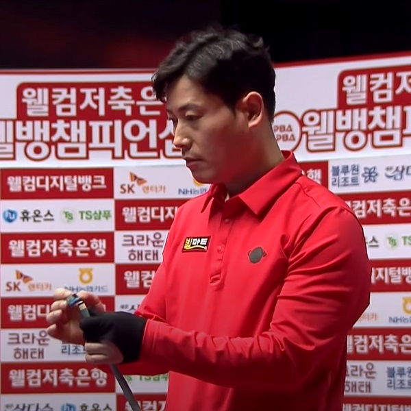 노병찬 당구선수가 자신의 당구큐에 초크칠을 하고 있는 모습