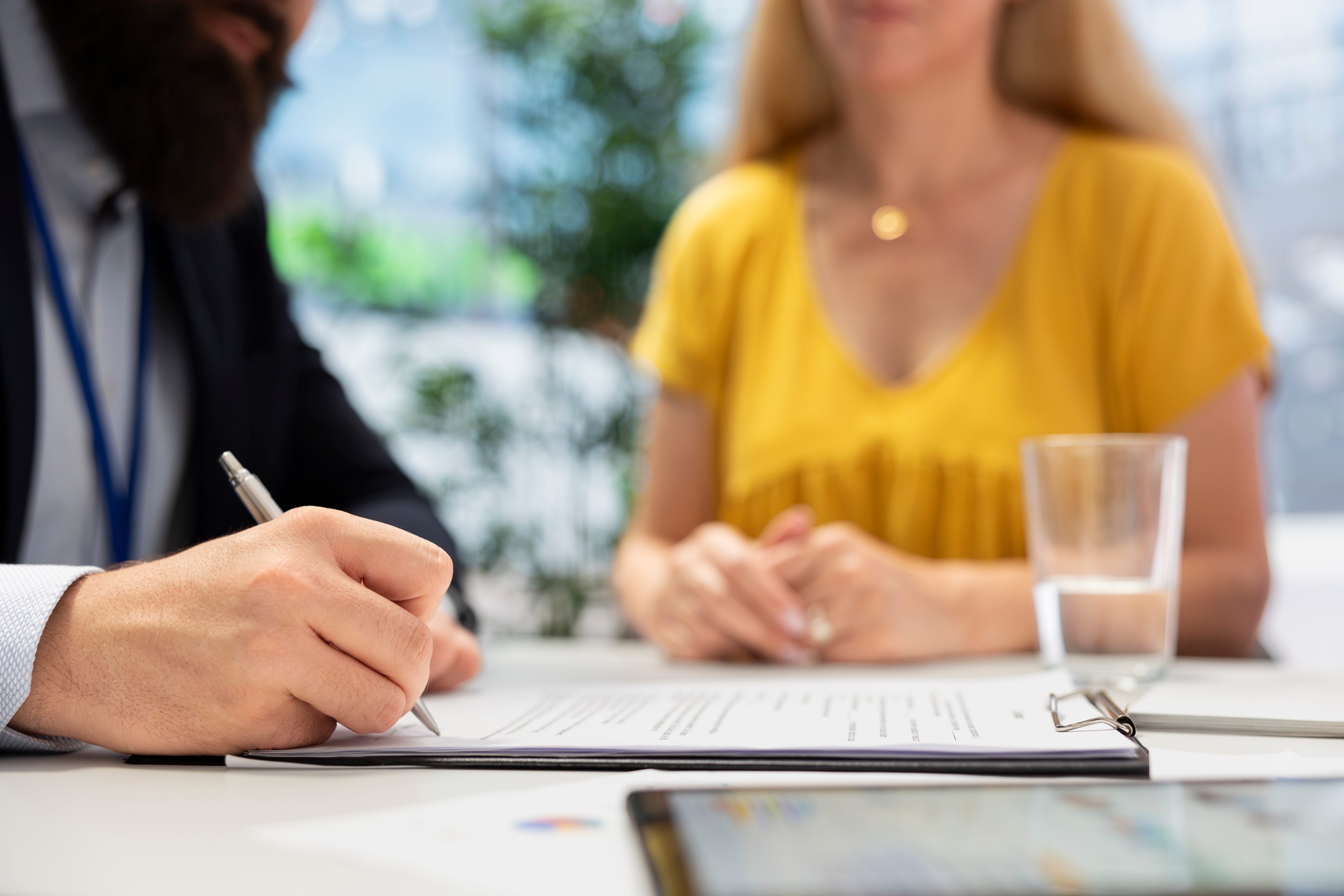지자체 복지 담당자와 상담 중인 여성의 모습|긴급생활비 지원 신청 절차를 설명하는 장면