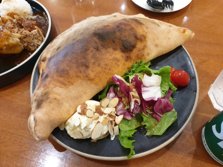 찰스의식탁-깔조네-피자