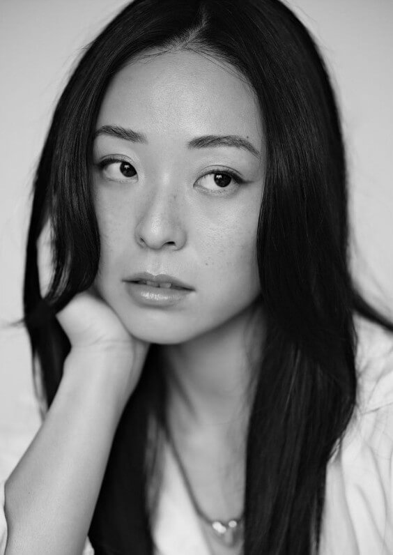 루-쿠마가이-인스타그램에서-가져-온-손으로-턱을-괴고-왼쪽-위를-바라보는-흑백-사진